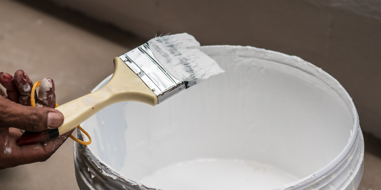 Peindre son toit en blanc : le geste écologique qui sauve
