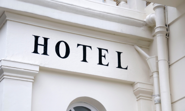 How can hoteliers reduce their water consumption ?