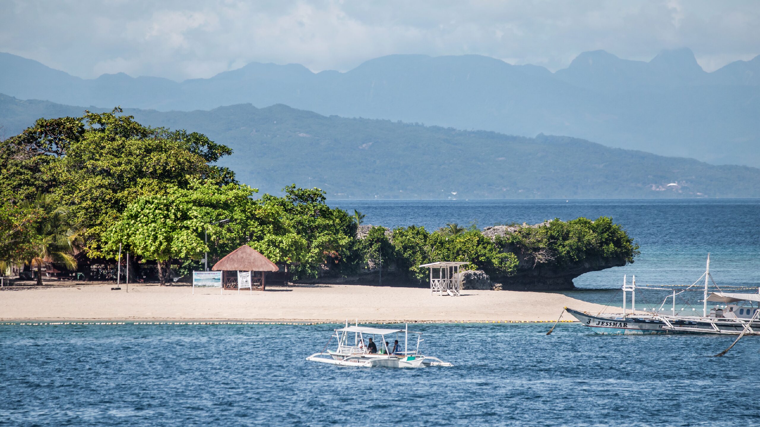 Développement Durable des Îles Touristiques : Mesures de Protection des Écosystèmes Insulaires Fragiles et de Sensibilisation à la Conservation Marine 