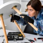 Réparer plutôt que jeter : le retour en force des métiers de la réparation